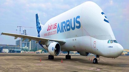 কলকাতার আকাশে ‘তিমি’! বিমানটিকে দেখতে ভিড় উপচে পড়ল বিমানবন্দরে কলকাতার আকাশে ‘তিমি’! বিমানটিকে দেখতে ভিড় উপচে পড়ল বিমানবন্দরে