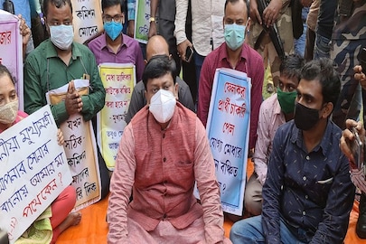 চাকরিপ্রার্থীদের সঙ্গে সুকান্ত মজুমদার