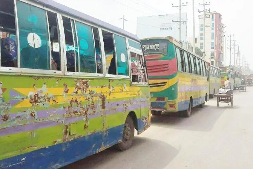 রাজ্যের প্রতিটি যাত্রিবাহী যানবাহনে প্যানিক বোতাম লাগানো বাধ্যতামূলক। পরিবহণ দফতর সূত্রে জানা গিয়েছে, নতুন যাত্রিবাহী যানে চলতি মাস থেকেই ওই বোতাম লাগানো বাধ্যতামূলক করা হবে। পুরনো গাড়িগুলিতে ৩১ মার্চের মধ্যে এই সিস্টেম চালু করতে হবে। পূর্ব বর্ধমান জেলাতেও তার প্রস্তুতি শুরু হয়ে গিয়েছে। পূর্ব বর্ধমান জেলার আরটিও অনুপম চক্রবর্তী জানান, এই টেকনোলজি নিয়ে প্রশিক্ষণ চলছে। নতুন গাড়ির ক্ষেত্রে এই সিস্টেম খুব সহজেই চালু করা সম্ভব হবে।