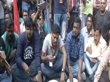 অভিনব প্রদর্শনে প্রতিবাদ 