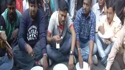 অভিনব প্রদর্শনে প্রতিবাদ অভিনব প্রদর্শনে প্রতিবাদ