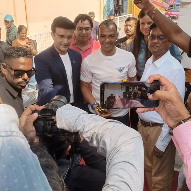 সোমবার বারাসাতের একটি অনুষ্ঠান শেষ করে সরাসরি ইডেনে উদ্যোক্তাদের সঙ্গে পৌঁছে যান কাফু। সেখানেই বেশ কিছুটা সময় কাটান কিংবদন্তী ফুটবলার।