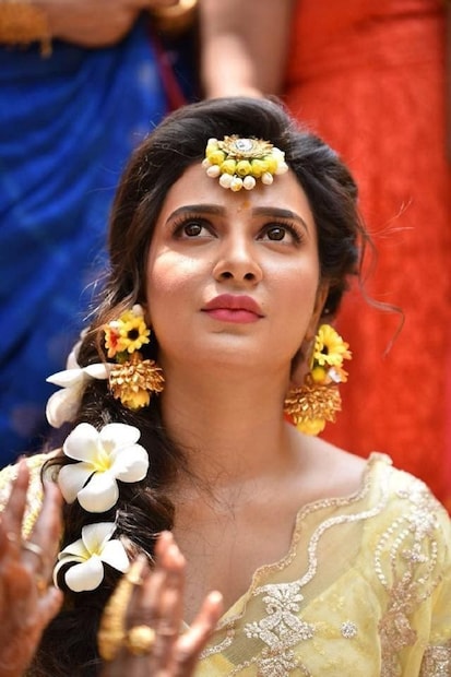 বিয়ের দিন সকালে গায়ে হলুদের অনুষ্ঠানের যে ছবিটি প্রকাশ্যে এসেছিল, তাতে শুভশ্রীকে দেখা গিয়েছিল সাদা-হলুদে মেশা লেহেঙ্গা ও চোলিতে৷ চুলের সামনেটা পাফ করে ব্যাককোম্ব করা, পিছনটা এলোমেলো বিনুনি করে বাঁধা, বিনুনিতে তাজা কাঠচাঁপা ফুল, সেই সঙ্গে অঙ্গে শোভা পাচ্ছে ফুলের গয়না৷ যেন রাজকন্যে...