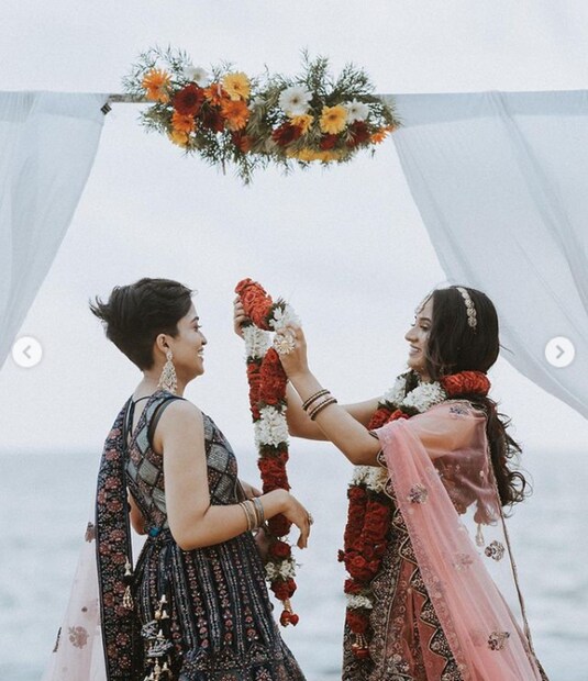 দম্পতি তাঁদের বাবা-মায়ের চাপে বিচ্ছিন্ন হয়েছিলেন, তাঁরা জুন মাসে কেরালা হাইকোর্টের দ্বারা পুনরায় মিলিত হয়েছিলেন। এখন, দুজন আবার বিয়ের ফটোশুটের জন্য ভাইরাল হয়েছেন। কনে হিসাবে সেই ছবি সোশ্যাল মিডিয়ায় ইতিমধ্যেই ভাইরাল। (ছবি: ইনস্টাগ্রাম)