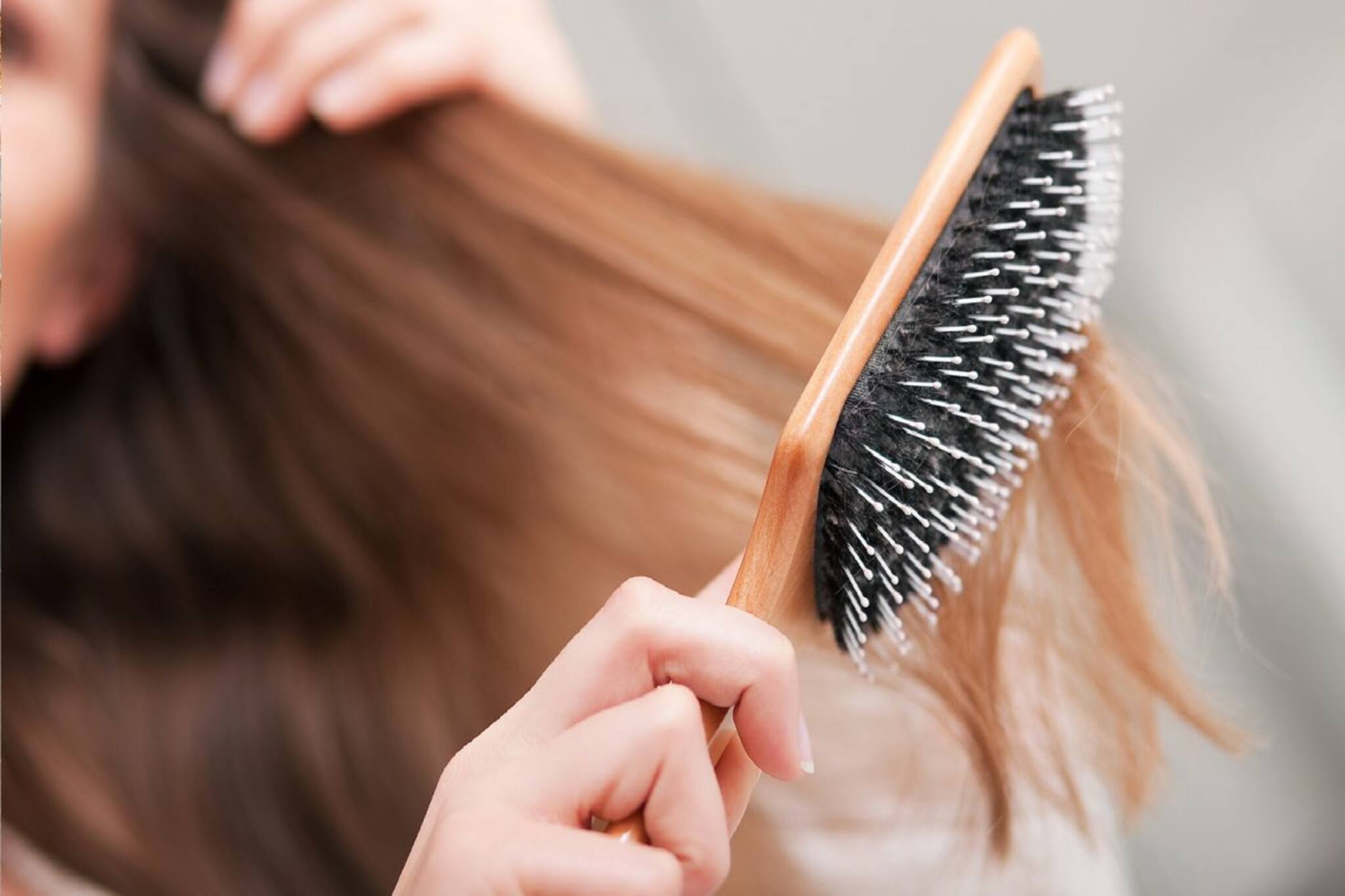 লম্বা নাকি কোঁকড়া, চুল অনুযায়ী বেছে নিন চিরুনি, তবেই পারফেক্ট হবে চুল