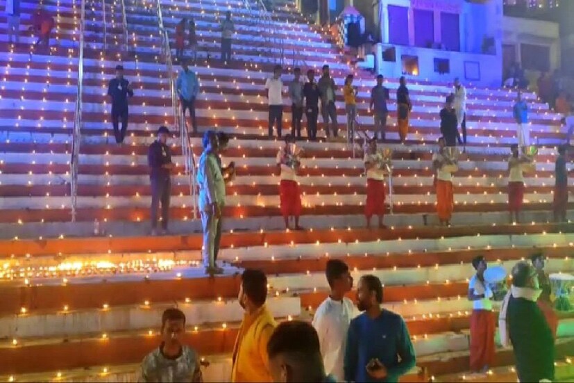 কথিত আছে স্বর্গ থেকে এদিন নাকি দেবতারা নেমে আসেন গঙ্গায় স্নান করতে। দেবতাদের দীপাবলির অংশ হয়ে উঠতেই সবাই এদিন গঙ্গা বক্ষে প্রদীপ ভাসিয়ে দিনটি পালন করেন। 