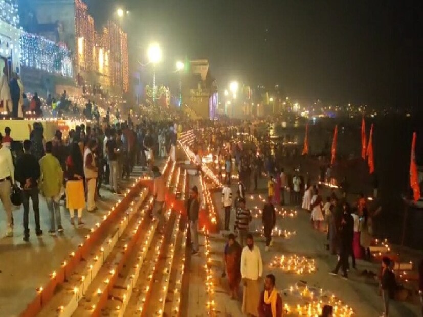কার্তিক পূর্ণিমাতেই হয় এই উৎসব। বিশেষত বারানসিতে গঙ্গায় আড়ম্বরের সঙ্গে পালিত হয় এই উৎসব। সেই উপলক্ষে গোমতী ঘাট জুড়ে, রাতের গঙ্গায় ভাসানো হয় লক্ষ লক্ষ জ্বলন্ত প্রদীপ। 