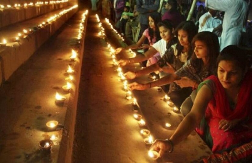 অসুরের সঙ্গে যুদ্ধে ভগবান শিবের জয়কেই এই উৎসবের মাধ্যমে পালন করা হয়। ত্রিপুরাসুরকে মেরে জয়ী হয়েছিলেন শিব। তাই এই উৎসবকে ‘ত্রিপুরোৎসব’ ও বলা হয়। 