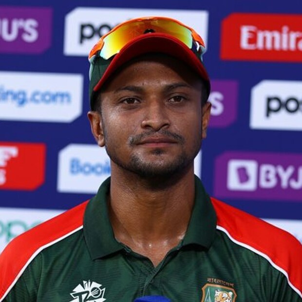 'আমরা বিশ্বকাপ জিততে আসিনি। ভারত বিশ্বকাপ জিততে এসেছে।' ভারতের বিরুদ্ধে এবার টি২০ বিশ্বকাপের ম্যাচের আগে বলেছিলেন বাংলাদেশের ক্য়াপ্টেন শাকিব আল হাসান। তাঁর সেই বক্তব্য নিয় মিডিয়ার একাংশ প্রশ্ন তুলেছিল। ম্যাচের আগে ক্যাপ্টেনের এমন কথা কি দলের মনোবলে আঘাত করে না!