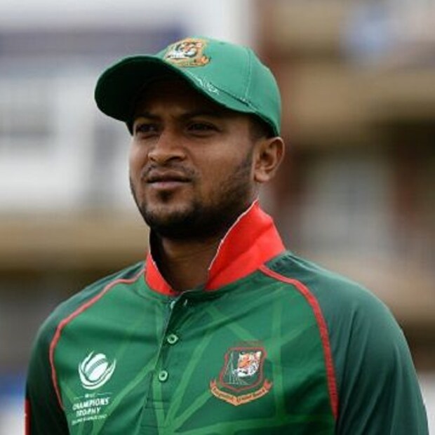 তিনি নিজে বিশ্বকাপে আহামরি পারফর্ম করতে পারেননি। বাংলাদেশের সমর্থকরা তাঁকে দেশের সর্বকালের অন্যতম সেরা অলরাউন্ডার হিসেবে দেখেন। তবে শাকিবকে এবার টি২০ বিশ্বকাপে ফ্লপ বলা চলে। তাঁর দল সেমিফাইনালেরর দৌড় থেকেও ছিটকে গিয়েছে। 