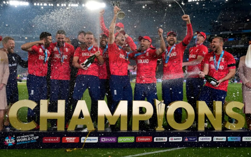 ফাইনালে জেতার পুরস্কার হিসাবে ১৬ লক্ষ ডলার পাচ্ছে ইংল্যান্ড। অর্থাৎ ভারতীয় মুদ্রায় প্রায় ১৩ কোটি টাকা। গ্রুপ পর্বে তিনটি ম্যাচে জেতায় লক্ষ ২০ হাজার ডলার পেল ইংল্যান্ড। অর্থাৎ মোট প্রায় ১৪ কোটি টাকা।