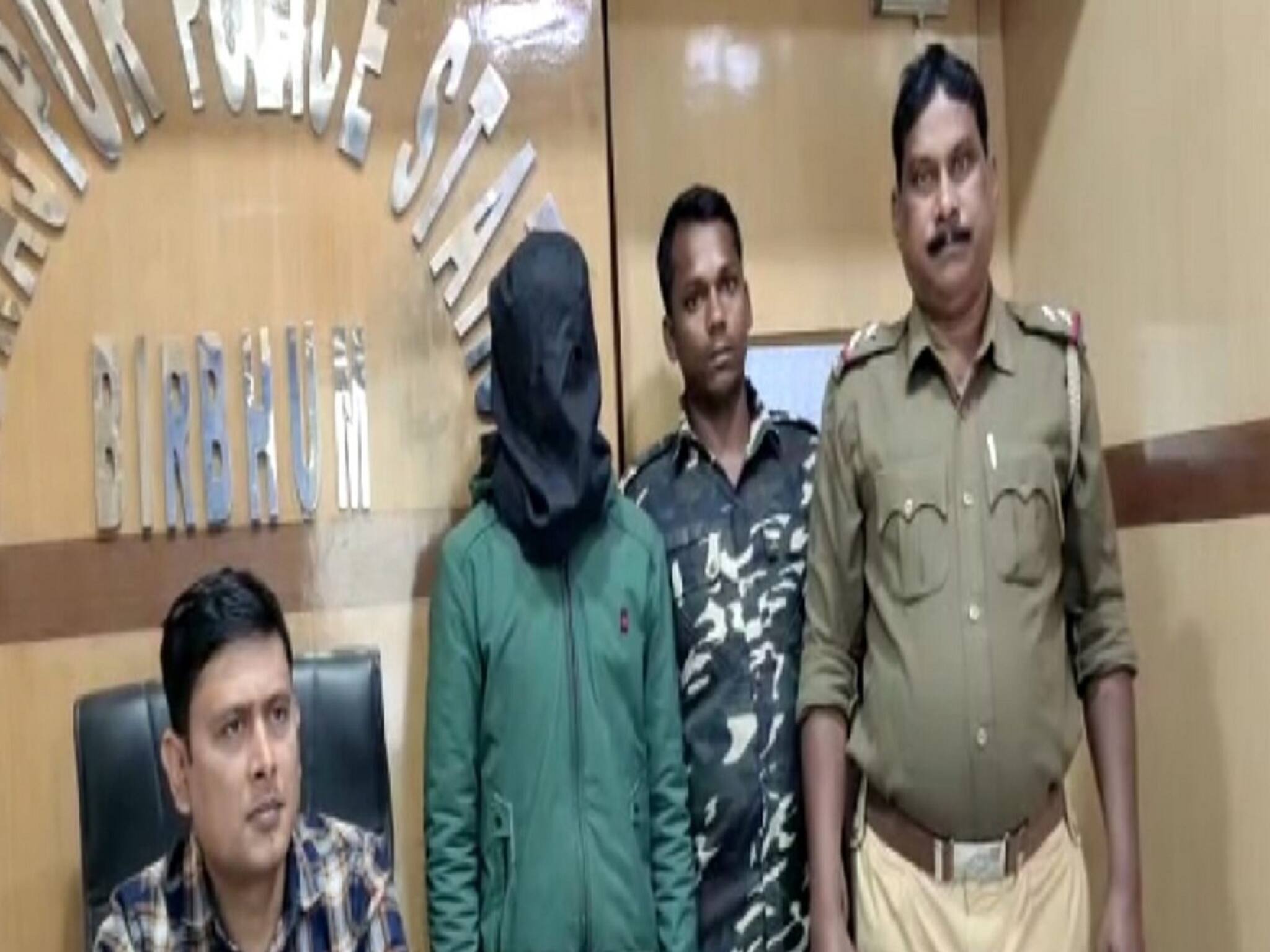 Birbhum News: পিস্তল হাতে ফেসবুকে ছবি! বিছানায় টাকার পাহাড়! বীরভূমের যুবকের কাণ্ডে আতঙ্ক হবে!