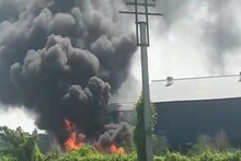 দাউ দাউ করে জ্বলে উঠল জাতীয় সড়কের ধারের বন্ধ কারখানা