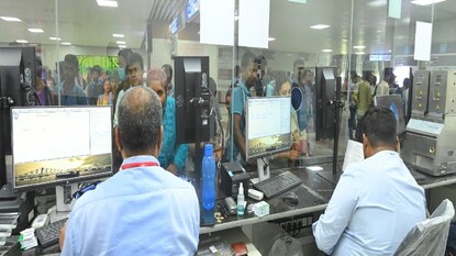 শিয়ালদহ মেট্রো স্টেশন চালু হওয়ায় বাড়ছে যাত্রী, লাভের মুখ দেখছে ইস্ট-ওয়েস্ট মেট্রো প্রকল্প শিয়ালদহ মেট্রো স্টেশন চালু হওয়ায় বাড়ছে যাত্রী, লাভের মুখ দেখছে ইস্ট-ওয়েস্ট মেট্রো প্রকল্প