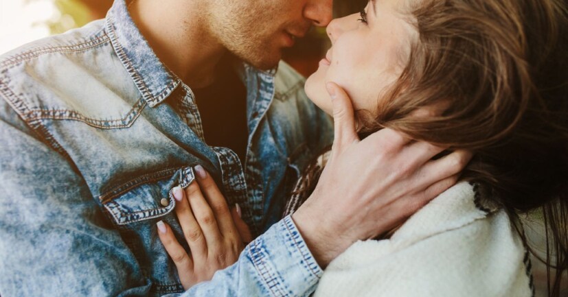 মনোবিজ্ঞানীদের মতে, একান্ত সময়ে কাছের মানুষের সঙ্গে নিবিড় হওয়াটা স্বাভাবিক একটা ব্যাপার। কিন্তু নিবিড়তার অর্থ শুধুই যৌনতা নয়, সঙ্গে আরও অনেক কিছু। যৌনতার ঊর্ধ্বে আপনার কিছু সাধারণ আচরণ আপনার মনের মানুষটিকে আপনার আরো কয়েকশো গুন কাছে এনে দিতে পারে। দেখুন...