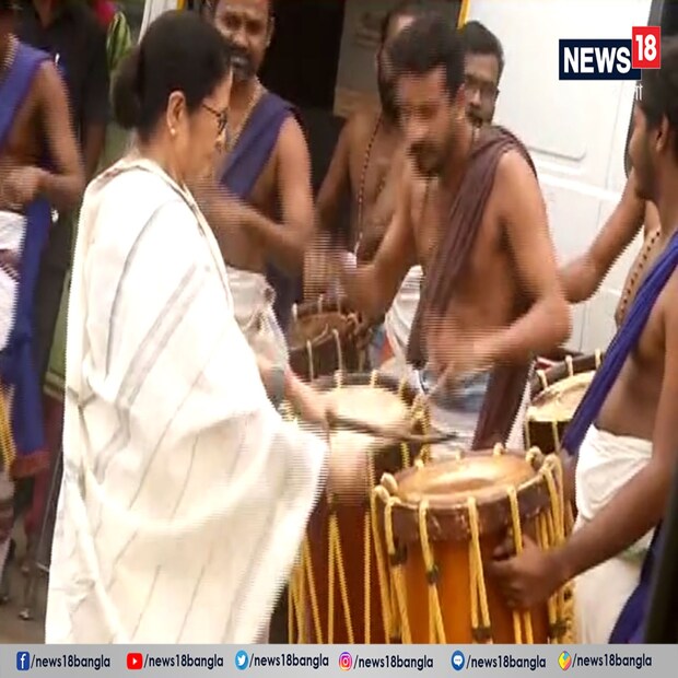 রাজ্যপালের সঙ্গে পরিবারের সদস্যদের সঙ্গে আলাপচারিতা করার পাশাপাশি একান্ত বেশ কিছুক্ষণ বৈঠকে করেন রাজ্যপালের সঙ্গে মমতা বন্দ্যোপাধ্যায়।