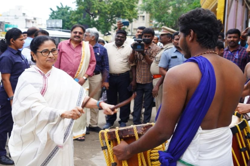 রাজ্যের ভারপ্রাপ্ত রাজ্যপাল লা গনেশনের ব্যক্তিগত অনুষ্ঠানে যোগদান করেন মুখ্যমন্ত্রী মমতা বন্দ্যোপাধ্যায়। আর সেখানেই অন্য মেজাজে ধরা দিলেন মুখ্যমন্ত্রী। বাজালেন ঢাক। আন্তরিকতা ও সামাজিকতায় মন কাড়লেন দক্ষিণের। প্রতিবেদন : সোমরাজ বন্দ্যোপাধ্যায়