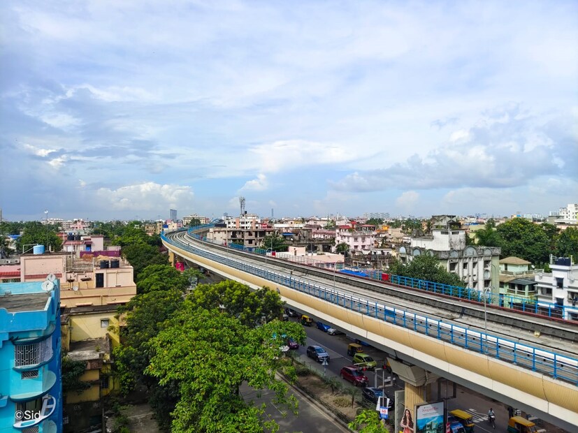 শুধুমাত্র প্রভাতকুমার চট্টোপাধ্যায় নন। সকাল হতে না হতেই জোকা মেট্রো স্টেশনের বাইরে উৎসাহী মানুষদের ভিড় ছিল চোখে পড়ার মতো। কেউ কেউ জাতীয় পতাকা, কেউ বা ক্যামেরা নিয়ে পৌঁছে গিয়েছিলেন মেট্রো স্টেশনে। শুধুমাত্র অল্পবয়স্কদের উন্মাদনাই নয়, অনেক প্রবীণ নাগরিকের গলাতে শোনা গেল আক্ষেপের সুর। ষাটোর্ধ্ব সলিলচন্দ্র খান রবীন্দ্রভারতী বিশ্ববিদ্যালয়ের একজন অবসরপ্রাপ্ত অধ্যাপক। ১৯৮৪ সালে কলকাতার প্রথম মেট্রোরেলেও প্রথম যাত্রায় সওয়ার হয়েছিলেন তিনি। ২০২২ সালে বেহালার প্রথম মেট্রোতে সওয়ার হয়ে তিনি স্মৃতিচারণ করলেন তার কর্মজীবনের। এই মেট্রো আরও আগে হলে কিছুটা সুরাহা পেতেন দৈনন্দিন যাতায়াতে।
