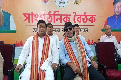 দলের বৈঠকেই বিড়ম্বনা