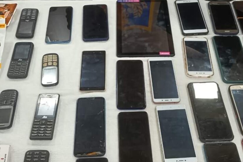 ফোনের সফটওয়্যার আপডেটেড আছে কি না দেখে নিন৷ ফোনে কোনও ম্যালওয়্যার ভাইরাস আছে কি না, দেখে নিন৷ 