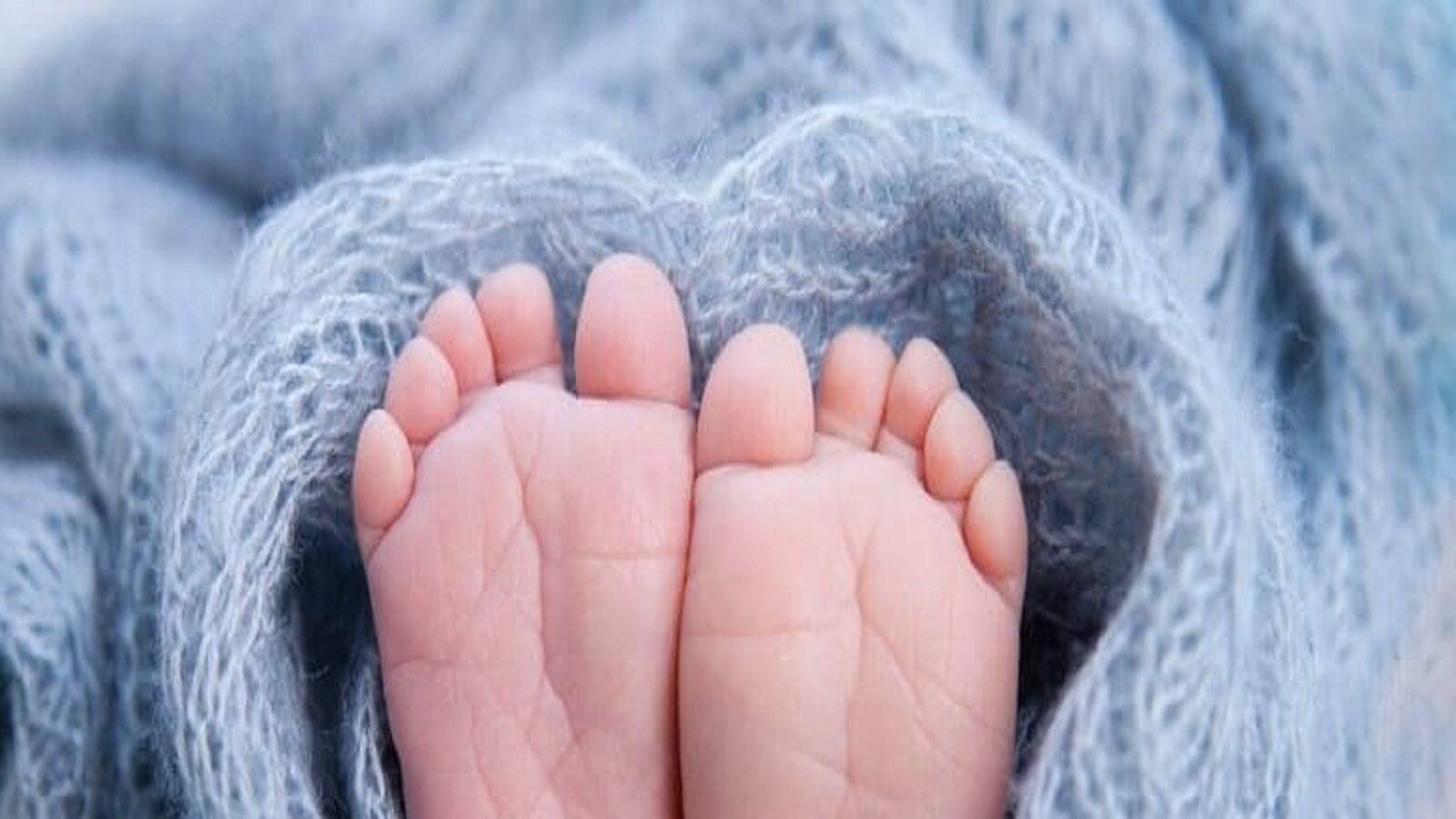 ৫০ বছরে মা! শুনতে অবাক লাগলেও একাই সন্তানের জন্ম দিয়ে নজির কেলি ক্লার্কের