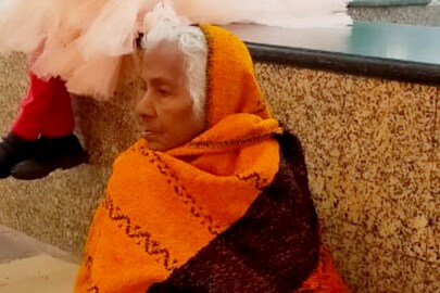 অবশেষে বাড়ি নিয়ে যাওয়া হল এই বৃদ্ধাকে।