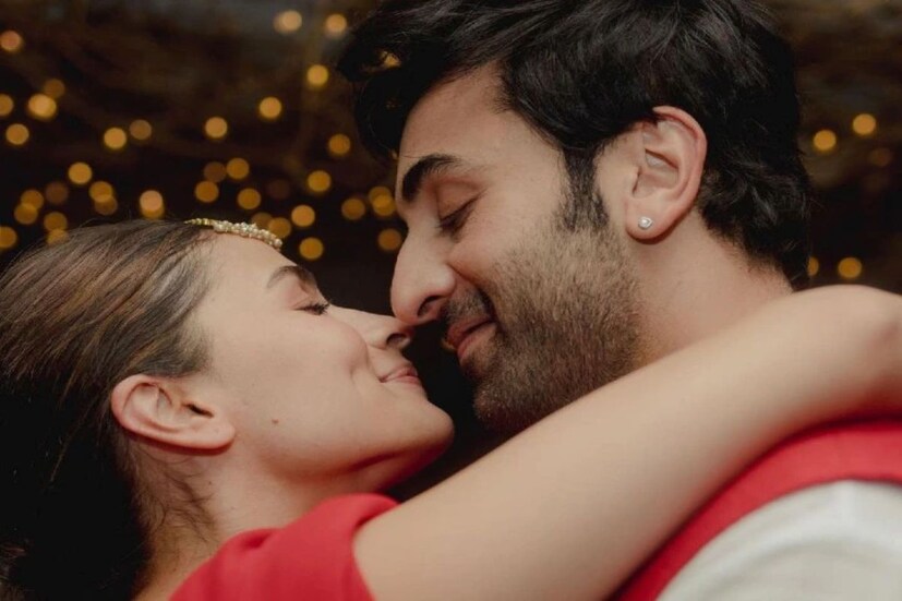 ঘরোয়া অনুষ্ঠানের মধ্য দিয়েই চার হাত এক হয়েছিল রণবীর -আলিয়ার। 