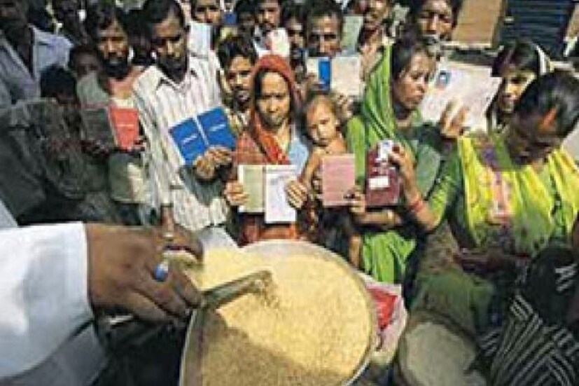 যাঁরা বিনামূল্যে রেশন পেয়ে থাকেন, UIDAI-এর পক্ষ থেকে বিরাট তথ্য দেওয়া হয়েছে ৷ রেশন নেওয়ার ক্ষেত্রে আর সমস্যায় পড়তে হবেনা ৷ প্রতীকী ছবি ৷