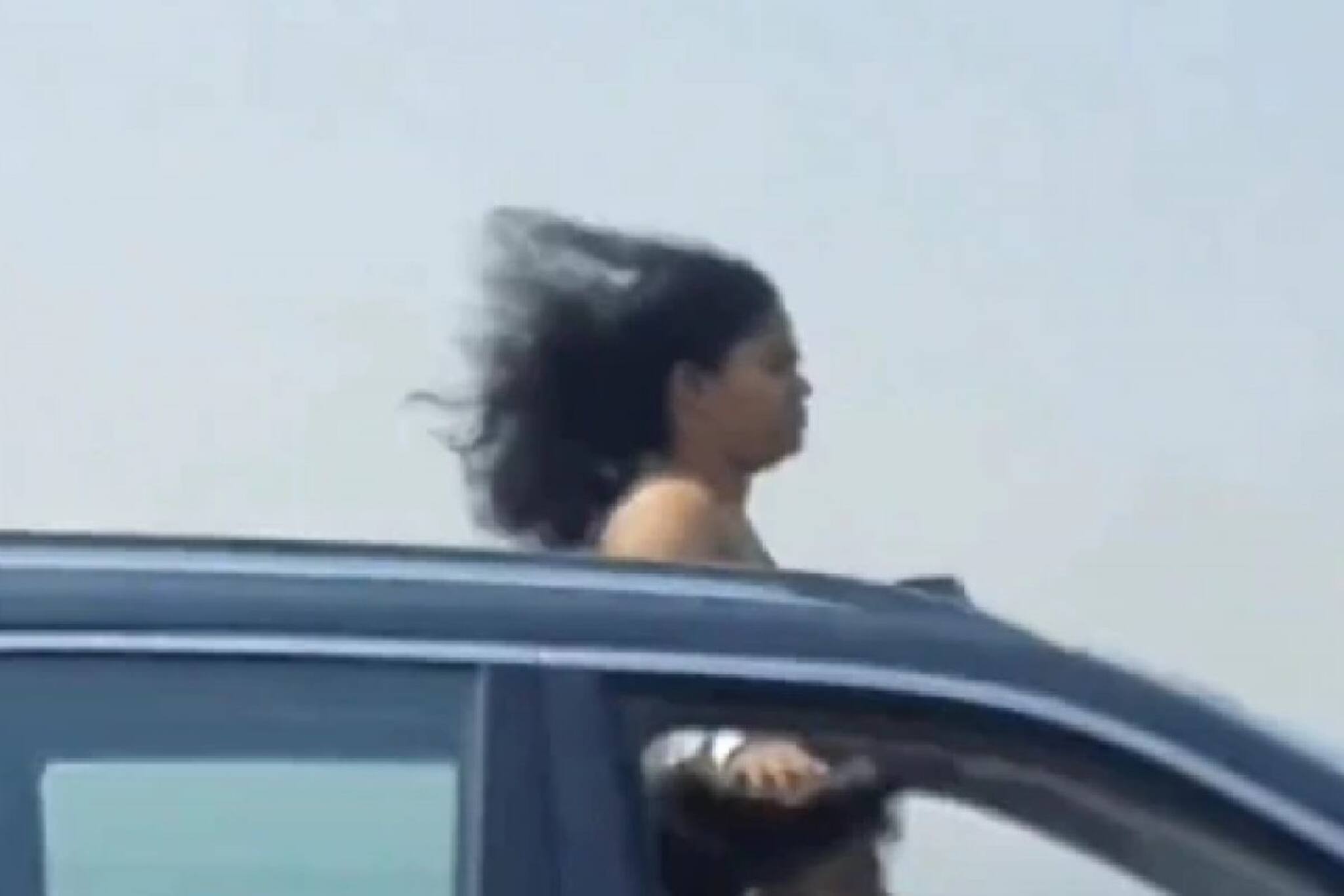 চলন্ত গাড়ির সানরুফ থেকে মাথা বের করলেই 'শাস্তি'! নতুন নিয়ম জারি