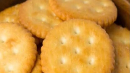 নোনতা বিস্কুটের ধারে থাকা ঢেউখেলানো নকশার পিছনে আসল কারণ কী? নোনতা বিস্কুটের ধারে থাকা ঢেউখেলানো নকশার পিছনে আসল কারণ কী?