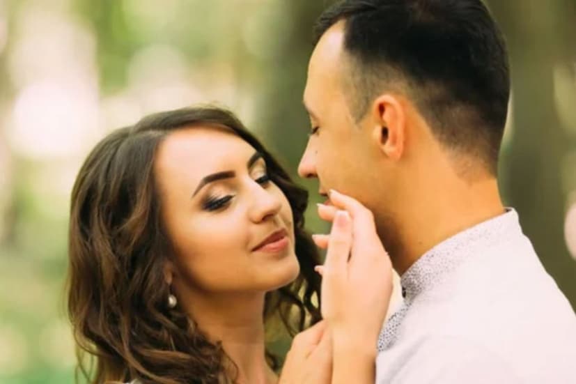 দাম্পত্য সম্পর্কের আসল রসায়ন বোঝা খুব সহজ নয়। অনেকক্ষেত্রেই দেখা যায় হাজার একান্ত মুহূর্ত কাটিয়েও সম্পর্কের জটিলতা কাটে না। আবার উল্টোটাও হয় বৈকি। খুব অল্প সময়েই কোনও কোনও যুগলের সম্পর্কের ম্যাজিক তাঁদের আরও আরও ঘনিষ্ঠ ও কাছের করে তোলে। দাম্পত্য সম্পর্কের আসল রসায়ন বোঝা খুব সহজ নয়। অনেকক্ষেত্রেই দেখা যায় হাজার একান্ত মুহূর্ত কাটিয়েও সম্পর্কের জটিলতা কাটে না। আবার উল্টোটাও হয় বৈকি। খুব অল্প সময়েই কোনও কোনও যুগলের সম্পর্কের ম্যাজিক তাঁদের আরও আরও ঘনিষ্ঠ ও কাছের করে তোলে।