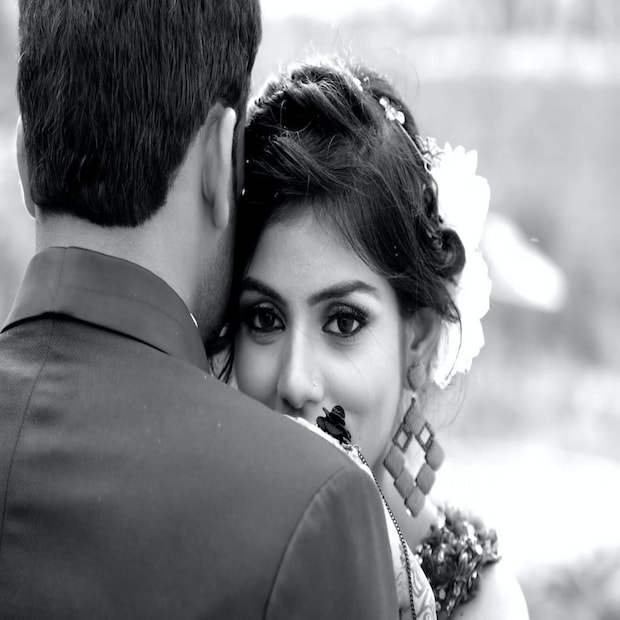 ১. পুরনো সম্পর্ক সকলের অতীত জীবন থাকে। তবে কারও কারও কাছে অতীত একটা অন্ধকার অধ্যায় হিসাবেও স্থান পায়। বিশেষত, কোনও প্রেমের কাহিনি যখন পূর্ণতা না পায়, তখন মহিলাদের জীবনে বড়সড় আক্ষেপ নিয়ে থেকে যায় সেই অধ্যায়। যত শীঘ্র সম্ভব তা ভুলে যেতে চান মেয়েরা। তাই তাঁরা বিয়ের পর পুরনো সম্পর্ক নিয়ে কথাবার্তা স্বামীর কাছে বলতে চান না কখনও। ভয় থাকে, স্বামী এই বিষয়টি জানলে সমস্যা হতে পারে।