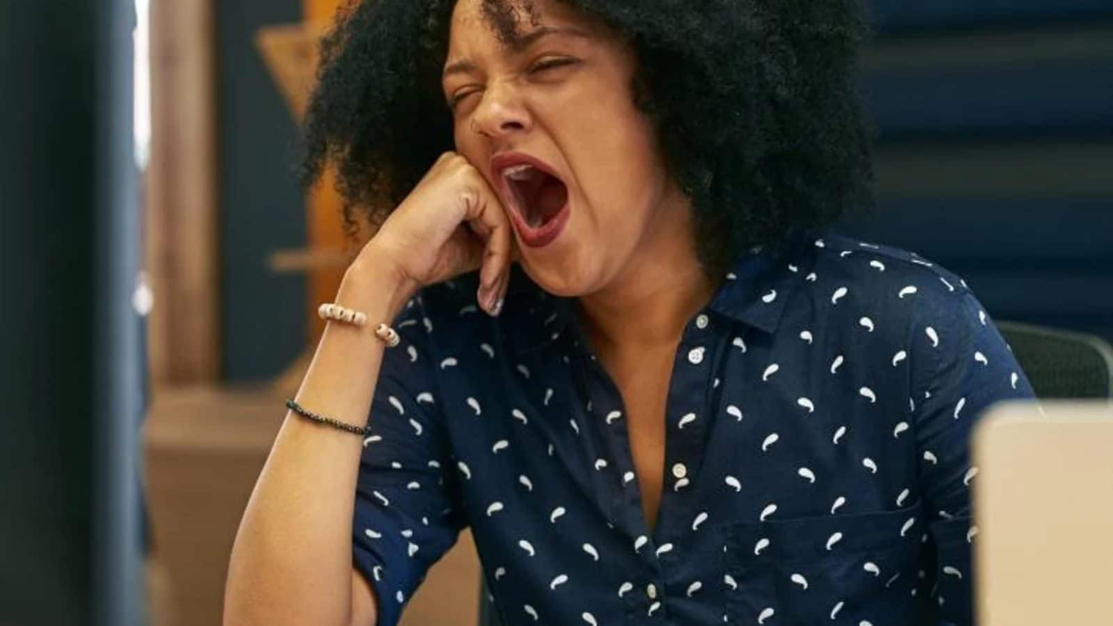 দুপুরে খাওয়ার পরেই শরীর ঝিমিয়ে আসে? জেনে নিন ঘুম তাড়ানোর কিছু সহজ উপায়