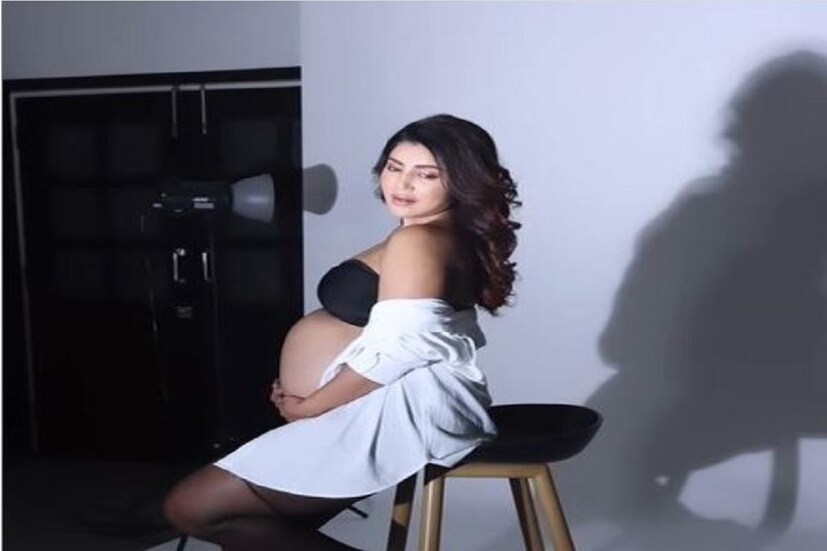 খোলামেলা পোশাকে মাতৃত্বকালীন ফোটোশুটে দেবিনা