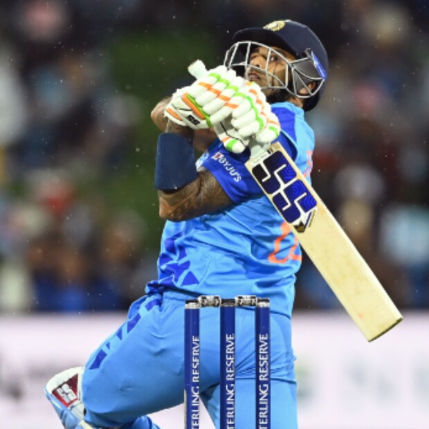 এছাড়া ওডিআইতে ২৬ ম্যাচে ৫১১ রান ও একটি টেস্ট খেলে ৮ রান করেছেন সূর্য। আর আইপিএলে ১৩৯ ম্যাচে ৩২৪৯ রান করেছেন তিনি। ১টি শতরান ও ২১ অর্ধশতরান করেছেন। মুম্বই ইন্ডিয়ান্সের গুরুত্বপূর্ণ ক্রিকেটার সূর্যকুমার যাদব।