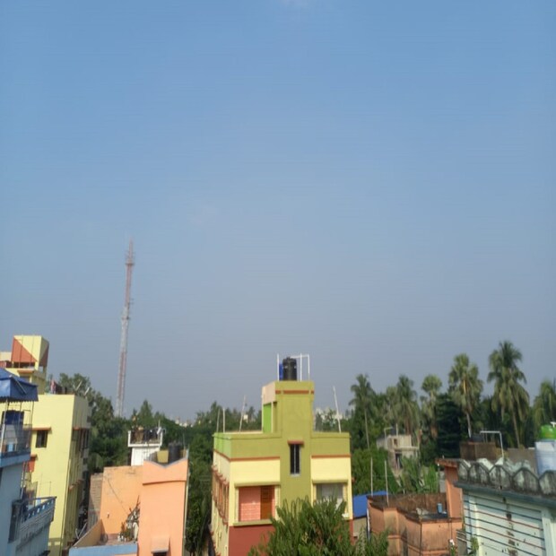 গতকাল বিকেলে সর্বোচ্চ তাপমাত্রা ছিল ২৯.৬ ডিগ্রি সেলসিয়াস। স্বাভাবিকের থেকে যা ১ ডিগ্রি নীচে। বাতাসে আপেক্ষিক আর্দ্রতার পরিমাণ ৩৯ থেকে ৯৮ শতাংশ। গত ২৪ ঘণ্টায় বৃষ্টি হয়নি শহরে। আগামী ২৪ ঘণ্টায় তাপমাত্রা থাকবে ১৮ থেকে ৩০ ডিগ্রি সেলসিয়াসের মধ্যে।   
