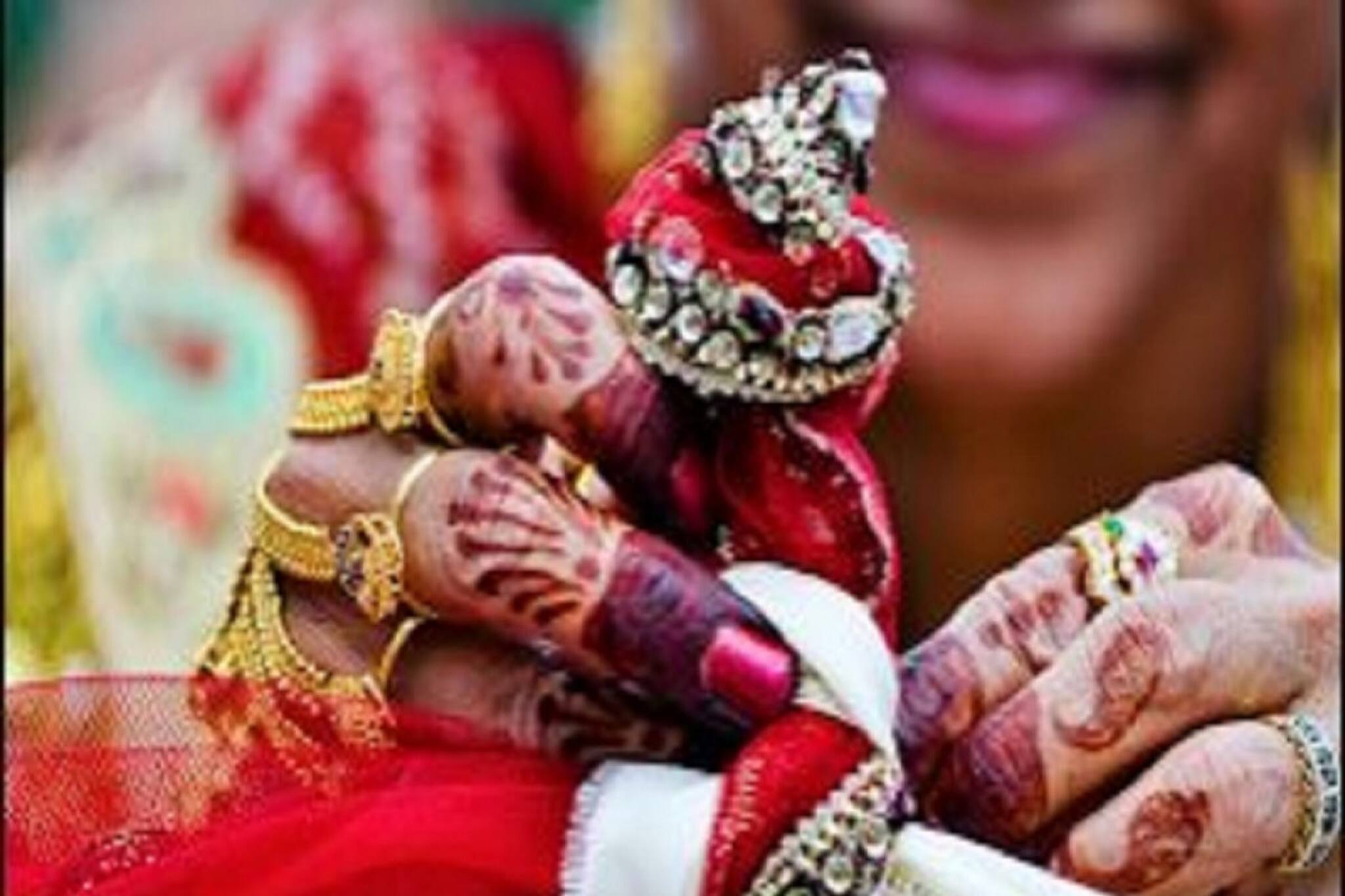 সিরিয়ালকেও হার মানায়! স্বামী ছেড়ে আসায় শ্বশুরবাড়ির সামনে ধর্ণা, পাশে গ্রাম