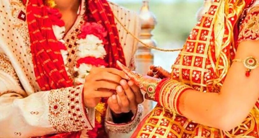 ৩. ডেকরেশন : শীতকালে অনেক ফুল পাওয়া যায়। ডালিম, চন্দ্রমল্লিকা থেকে রজনীগন্ধা, অর্কিড, গাঁদা, গোলাপ, জুঁই-সহ নানান টাটকা ফুল পাওয়া যায়। তাই কৃত্রিম ফুলের প্রয়োজন হয় না। চাইলে পুরো বিয়ের অনুষ্ঠান প্রাকৃতিক ফুলে সাজানো যায়। তাতে বিয়ের চাকচিক্য আলাদা মর্যাদা পায়।
