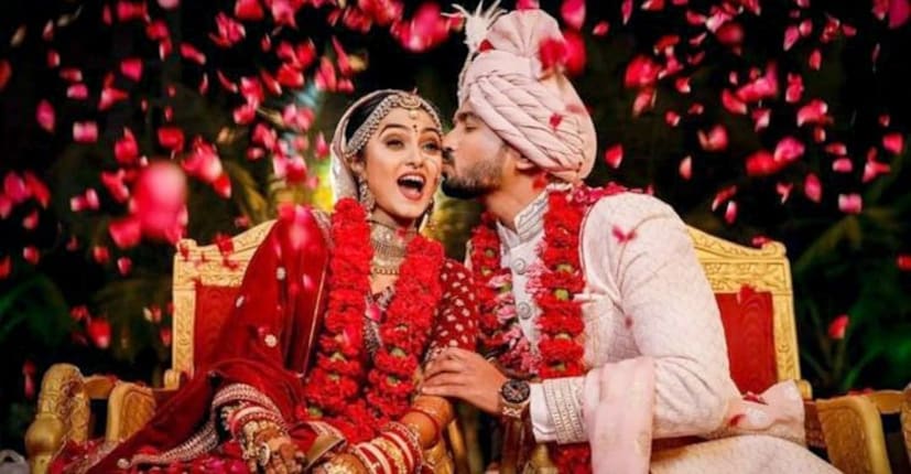 ১. পরিশ্রমে সুবিধা : বিয়ের আয়োজন করতে আয়োজকদের অনেক পরিশ্রম করতে হয়। বিয়ের আয়োজন, খাওয়া-দাওয়া, প্যান্ডেল- কতো কাজই না করতে হয় বিয়েতে! সাধারণত গরমের দিতে একটু পরিশ্রম করলেই হাপিয়ে উঠতে হয়। কিন্তু শীতের দিনে এক্ষেত্রে বাড়তি সুবিধা পাওয়া যায়। তাই শীতকালেই বিয়ে সেরা।