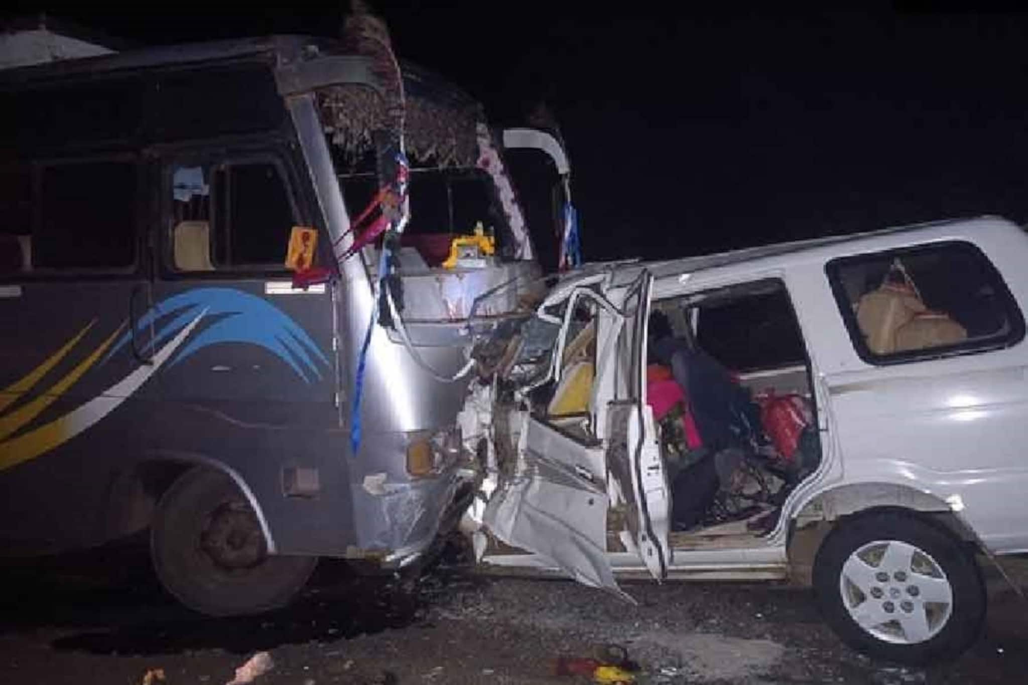 বাসে গিয়ে সজোরে ধাক্কা এসইউভি-র, দুমড়েমুচড়ে গেল গোটা গাড়ি, মৃত ১১, রয়েছে ২ শিশুও