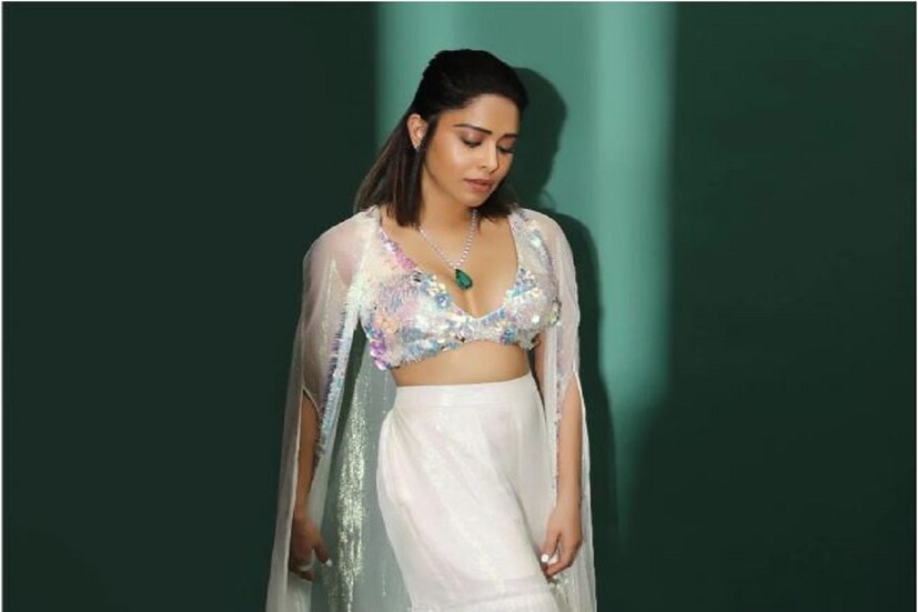 সিক্যুইনের ব্রালেট আর সারারায় বাজিমাত করলেন নুসরত