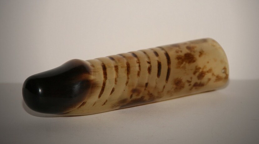  এখনকার মতো সৌখিন কন্ডোম নয়! প্রাচীনকালে ব্যবহার কখনও পশুর শিং, পশুর চামড়া, খাদ্যনালী আবার কখনও বা ধাতব আস্তরণ কন্ডোম হিসাবে কাজ করত। 