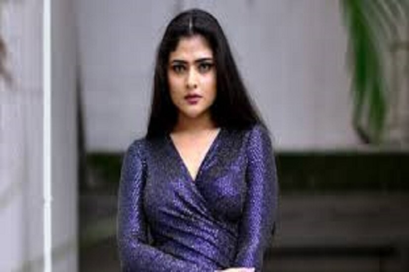 এখনও আলমারি ভর্তি জামা কাপড়, সারি দিয়ে জুতো, প্রসাধনীর সামগ্রীর সঙ্গে সুগন্ধ সব কিছুই আছে কিন্তু নেই শুধুই ঐন্দ্রিলা শর্মা ৷ ফাইল ছবি ৷ 