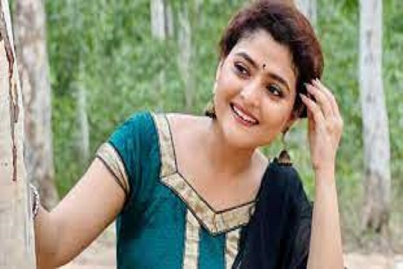 বিভিন্ন বয়সের মানুষেরা সে চেনা হোক বা অচেনা সবাই দ্রুত আরোগ্য কামনা করছেন যাতে ঐন্দ্রিলা ৷ সবার যমের মুখে ছাই দিয়ে ঐন্দ্রিলা যেন ফের নিজেকে মেলে ধরে ৷ ফাইল ছবি ৷