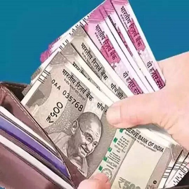 সরকারের পক্ষ থেকে প্রতি গ্রাহককে ১০ হাজার টাকা করে দেওয়ার তোড়জোড় শুরু করেছে ৷ এইজন্য ব্যাঙ্কের ব্রাঞ্চে গিয়ে আবেদন করতে হবে ৷ এছাড়াও এই অ্যাকাউন্টের জন্য বেশ কিছু সুবিধা রয়েছে ৷ প্রতীকী ছবি ৷