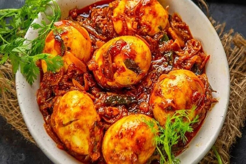 একই ভাবে খাবার গরম করার আগেও তা করতে হবে। অর্থাৎ ফ্রিজ থেকে খাবার বের করার পরে তা আগে ঘরের তাপমাত্রায় আসুক। তারপর গরম করা উচিৎ। ফ্রিজ থেকে বের করে সরাসরি মাইক্রোওয়েভ বা গ্যাসে বসানো ঠিক নয়। প্রতীকী ছবি ৷ 