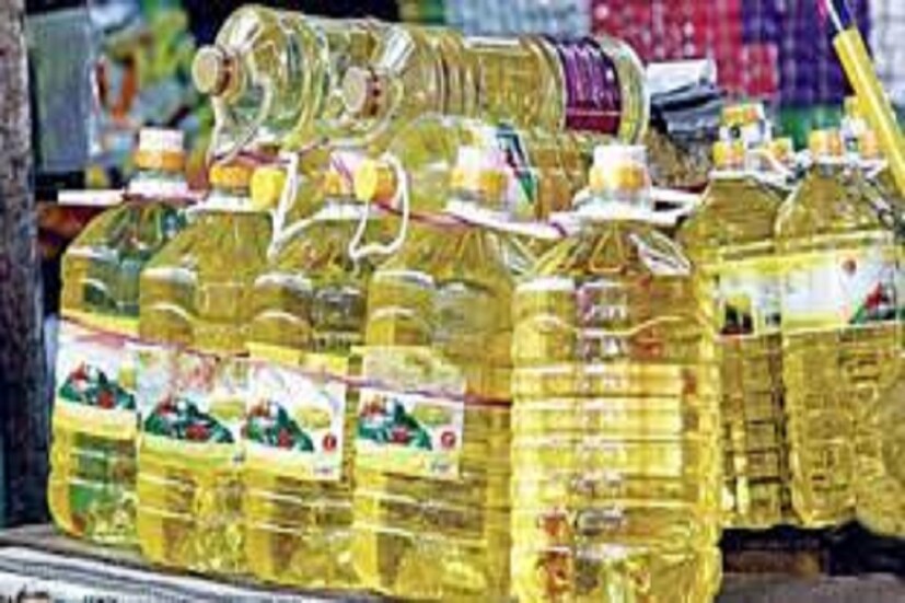 বাদাম তেলের ডেলিভারি (গুজরাত), ১৫,১০০ টাকা ক্যুইণ্টাল প্রতি দাম, রিফাইন্ড তেলের দাম ২,৪৪৫-২,৭০৫ টাকা ৷ সরষের তেলের দাম দাদরি ১৪,৮৫০ টাকা ক্যুইণ্টাল প্রতি দাম ৷ পাক্কি ঘানি সরষের তেলের দাম ২,২৫০ টাকা থেকে ২,৩৮০ টাকা ক্যুইণ্টাল প্রতি ৷ প্রতীকী ছবি ৷