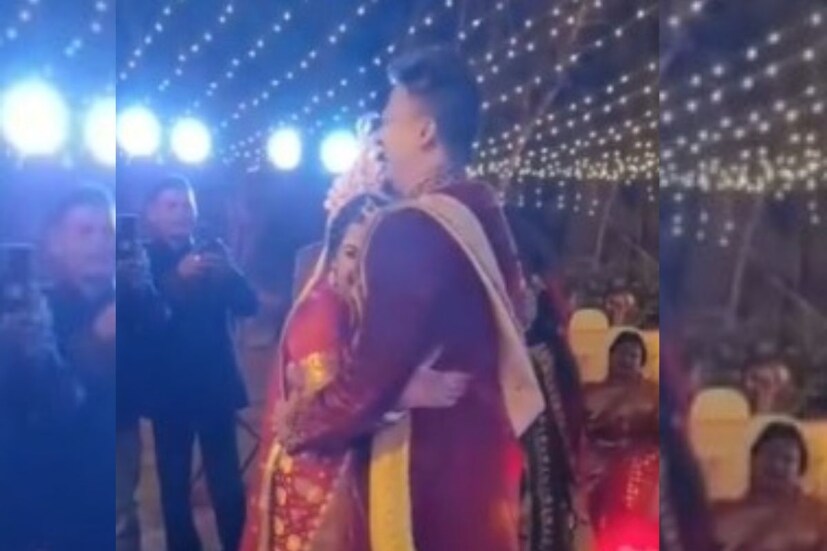 বাঙালি রীতিনীতি মেনেই বিয়ে করলেন অভিষেক সাহা, নিবেদিতা বিশ্বাস ৷ লাল টুকটুকে বেনারসীতে সেজেছিলেন নতুন বউ নিবেদিতা ৷ ধুতি ও খয়েরি পঞ্জাবিতে সবার মধ্যমণি অভিষেক ৷ ছবি সৌজন্যে ইনস্টাগ্রাম ৷