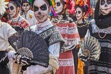 Day Of The Dead: ভয়ঙ্কর নিয়মে গায়ে কাঁটা! মৃত ব্যক্তির আত্মার সঙ্গে উল্লাস-উৎসব নাচ গান আত্মীয়দের Day Of The Dead: ভয়ঙ্কর নিয়মে গায়ে কাঁটা! মৃত ব্যক্তির আত্মার সঙ্গে উল্লাস-উৎসব নাচ গান আত্মীয়দের