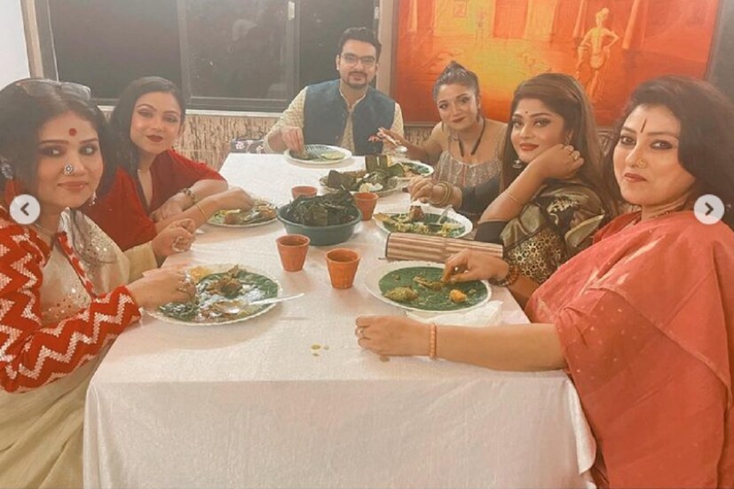 জমিয়ে খাওয়াদাওয়ায় ব্যস্ত ‘আলতা ফড়িং’ পরিবার। (ছবি-ইনস্টাগ্রাম)